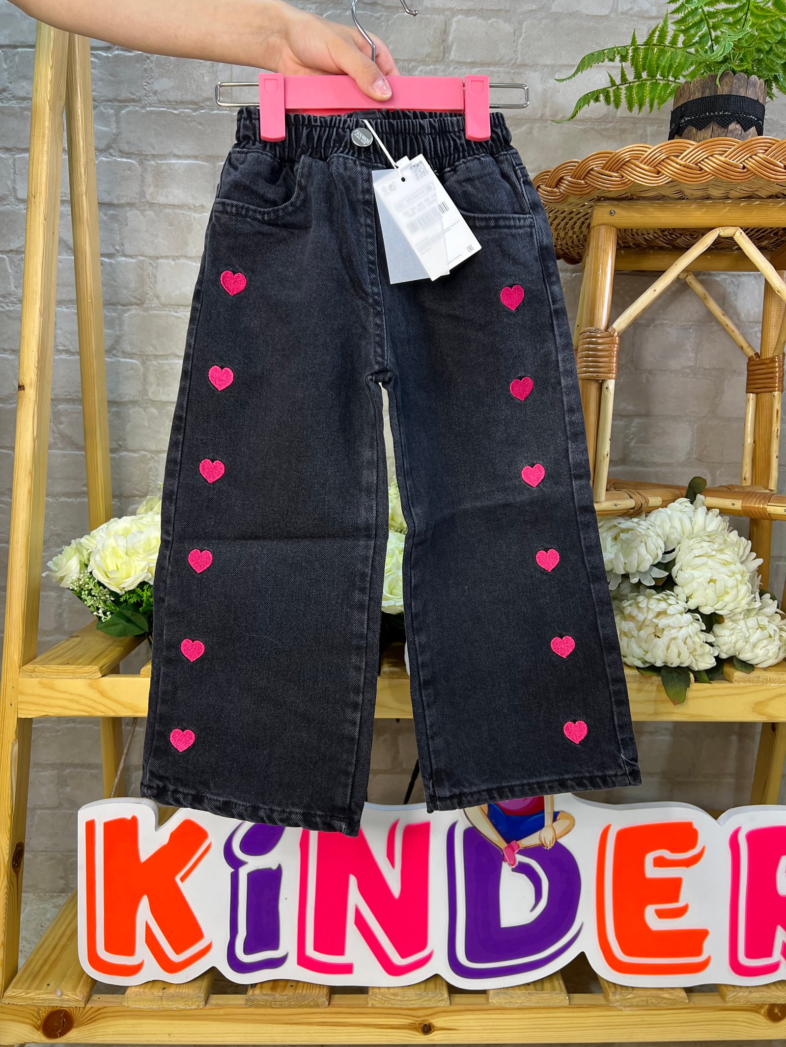 Pantalon jean noir cœur rose 